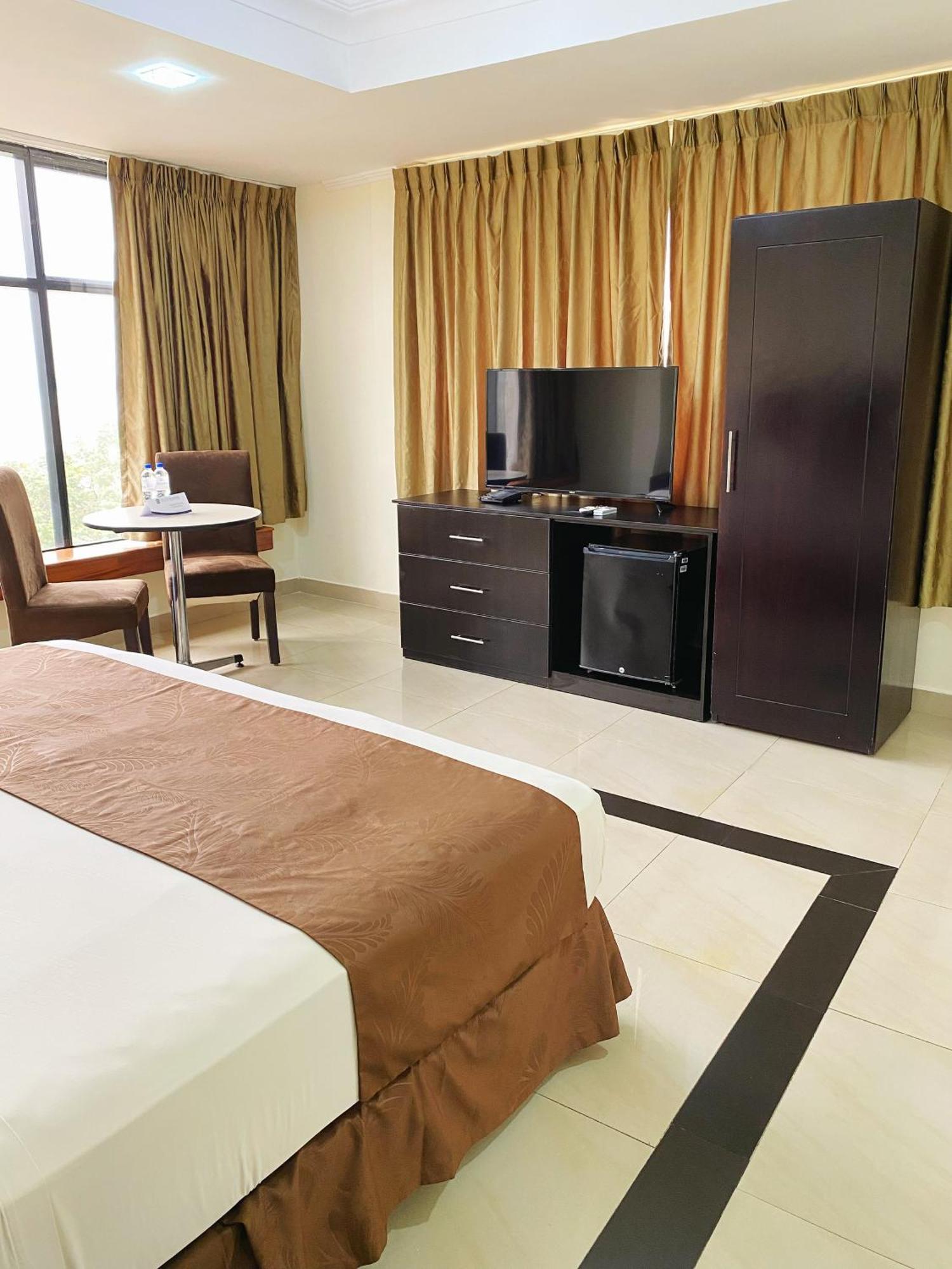 Hotel Ramada Гуаякиль Экстерьер фото